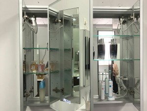 စက်ရုံတိုက်ရိုက် စျေးနှုန်းကောင်းမွန်ပြီး Glossy Silver Triple Intelligent Mirrored Bathroom Cabinets