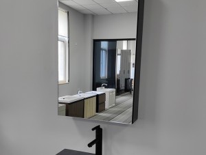 Armadietto dei medicinali moderno e pratico con specchio singolo in alluminio nero a specchio