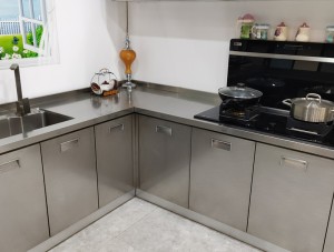 Mobili da cucina RTA per uso domestico in acciaio inossidabile spazzolato grigio a forma di L