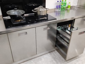 Sivi kuhinjski ormarići od brušenog nehrđajućeg čelika u obliku slova L. Kućanska RTA kuhinja