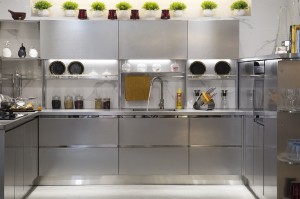 U-подібні сірі кухонні шафи з харчової нержавіючої сталі