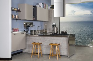 Küchenschränke aus Laminat und Edelstahl mit natürlicher Holzmaserung