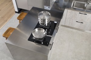 Küchenschränke aus Laminat und Edelstahl mit natürlicher Holzmaserung