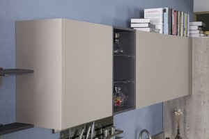 Küchenschränke aus Laminat und Edelstahl mit natürlicher Holzmaserung